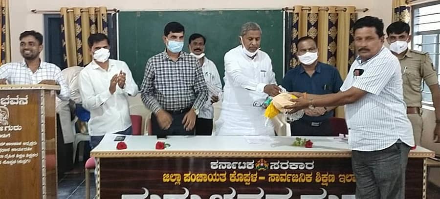 ಕುಷ್ಟಗಿ ಎಸ್ಸೆಸ್ಸೆಲ್ಸಿ ಪರೀಕ್ಷೆ ಪೂರ್ವಸಿದ್ಧತೆ ಸಭೆಯಲ್ಲಿ ಶಾಸಕ ಅಮರೇಗೌಡ ಬಯ್ಯಾಪುರ ಶಿಕ್ಷಣ ಇಲಾಖೆಗೆ ಮಾಸ್ಕ್ಗಳನ್ನು ಹಸ್ತಾಂತರಿಸಿದರು