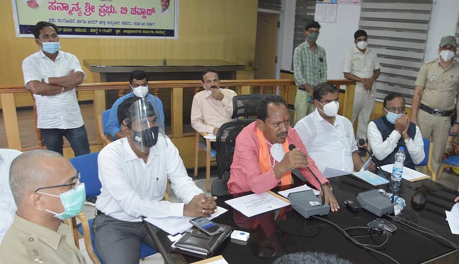 ಶಿವಮೊಗ್ಗದಲ್ಲಿ ಶುಕ್ರವಾರ ನಡೆದ ಸಭೆಯಲ್ಲಿ ಪಶು ಸಂಗೋಪನಾ ಸಚಿವ ಪ್ರಭು ಚವ್ಹಾಣ್ ಮಾತನಾಡಿದರು.