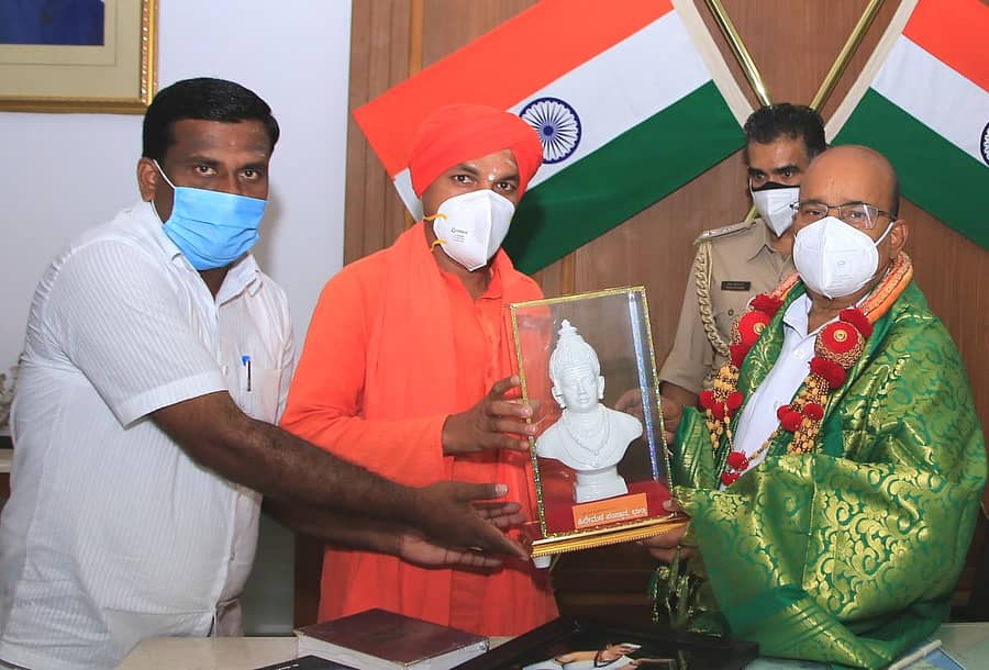 ಭಾಲ್ಕಿ ಹಿರೇಮಠ ಸಂಸ್ಥಾನದ ಗುರುಬಸವ ಪಟ್ಟದ್ದೇವರು ಬೆಂಗಳೂರಿನ ರಾಜಭವನದಲ್ಲಿ ರಾಜ್ಯಪಾಲ ಥಾವರಚಂದ್ ಗೆಹಲೋಟ್ ಅವರನ್ನು ಸನ್ಮಾನಿಸಿದರು. ಶಶಿಧರ ಕೋಸಂಬೆ ಇದ್ದರು