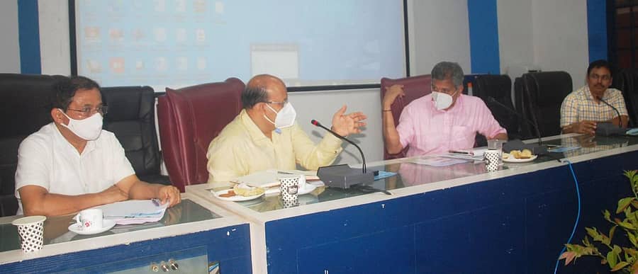 ಹುಬ್ಬಳ್ಳಿಯ ಪಾಲಿಕೆ ಸಭಾಭವನದಲ್ಲಿ ಶುಕ್ರವಾರ ಜೀವವೈವಿಧ್ಯ ಮಂಡಳಿ ಅಧ್ಯಕ್ಷ ಅನಂತ ಹೆಗಡೆ ಆಶೀಸರ ಸಭೆ ನಡೆಸಿದರು. ಪಾಲಿಕೆ ಆಯುಕ್ತ ಡಾ. ಸುರೇಶ ಇಟ್ನಾಳ್‌, ಸ್ಮಾರ್ಟ್‌ ಸಿಟಿ ವ್ಯವಸ್ಥಾಪಕ ನಿರ್ದೇಶಕ ಶಕೀಲ್‌ ಅಹ್ಮದ್‌ ಇದ್ದಾರೆ