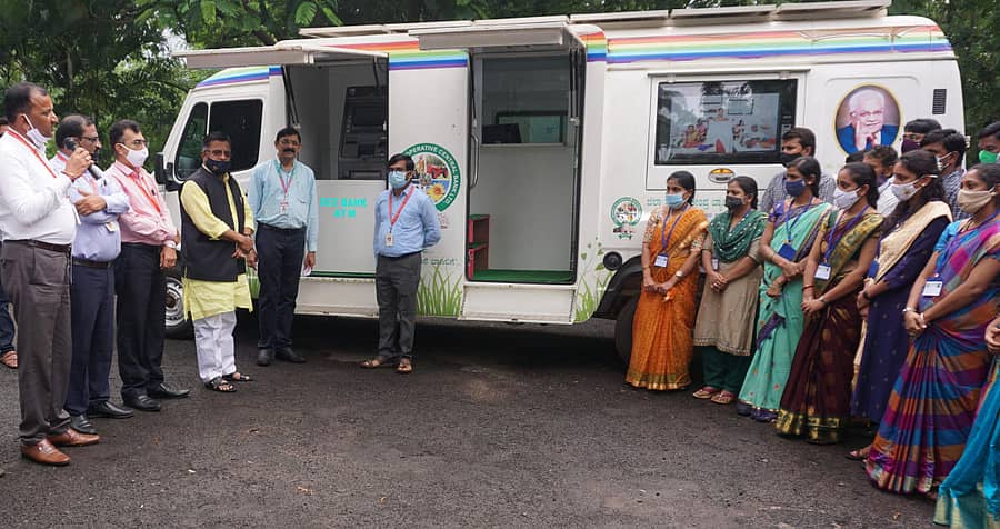 ಬೀದರ್ನಲ್ಲಿ ಶುಕ್ರವಾರ ಮೊಬೈಲ್ ಬ್ಯಾಂಕಿಂಗ್ ಸೇವೆಗೆ ಡಿಸಿಸಿ ಬ್ಯಾಂಕ್ ಅಧ್ಯಕ್ಷ ಉಮಾಕಾಂತ ನಾಗಮಾರಪಳ್ಳಿ ಚಾಲನೆ ನೀಡಿದರು