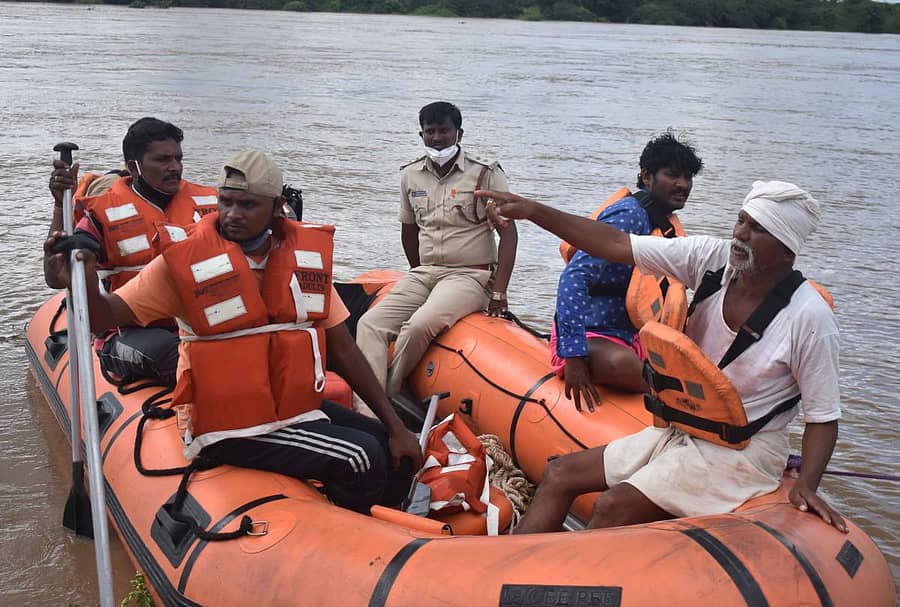 ಸೇಡಂ ತಾಲ್ಲೂಕು ಸಂಗಾವಿ (ಎಂ) ಬಳಿ ರಾಜ್ಯ ವಿಪತ್ತು ಸ್ಪಂದನಾ ಪಡೆಯ ಸಿಬ್ಬಂದಿ ನದಿಯಲ್ಲಿ ಕೊಚ್ಚಿಕೊಂಡ ಹೋದ ಮಹಿಳೆಯನ್ನು ಪತ್ತೆ ಹಚ್ಚಲು ಕಾರ್ಯಾಚರಣೆ ನಡೆಸಿದರು