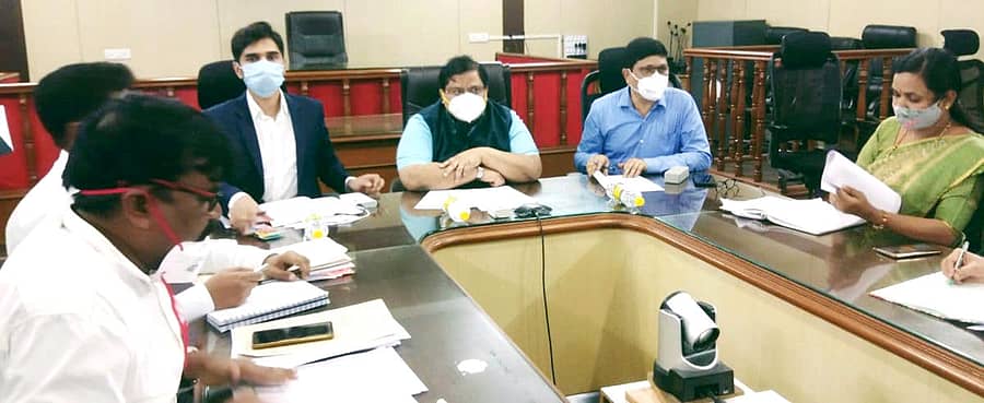 ಹಾವೇರಿ ಜಿಲ್ಲಾಡಳಿತ ಭವನದಲ್ಲಿ ಜಿಲ್ಲಾಧಿಕಾರಿ ಸಂಜಯ ಶೆಟ್ಟೆಣ್ಣವರ ಅವರು ಶುಕ್ರವಾರ ಅಧಿಕಾರಿಗಳ ಸಭೆ ನಡೆಸಿದರು. ಜಿಲ್ಲಾ ಪಂಚಾಯಿತಿ ಸಿಇಒ ಮೊಹಮ್ಮದ್‌ ರೋಶನ್‌, ಹೆಚ್ಚುವರಿ ಜಿಲ್ಲಾಧಿಕಾರಿ ಎಸ್‌.ಯೋಗೇಶ್ವರ ಇದ್ದಾರೆ  