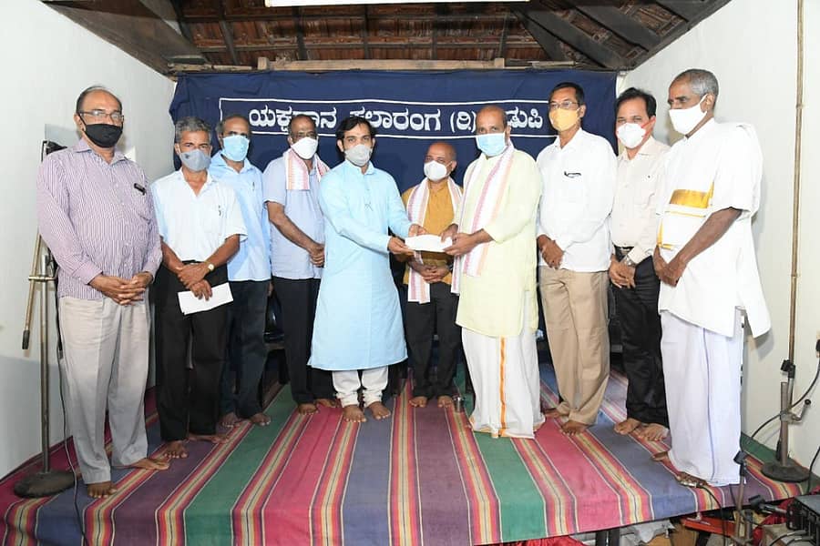 ಉಡುಪಿಯ ಯಕ್ಷಗಾನ ಕಲಾರಂಗದಿಂದ ಆಯ್ದ ಮೇಳಗಳ 409 ಕಲಾವಿದರಿಗೆ ಶುಕ್ರವಾರ ₹10,22,500 ಆರ್ಥಿಕ ನೆರವನ್ನು ಸಂಸ್ಥೆಯ ಕಚೇರಿಯಲ್ಲಿ ವಿತರಿಸಲಾಯಿತು.