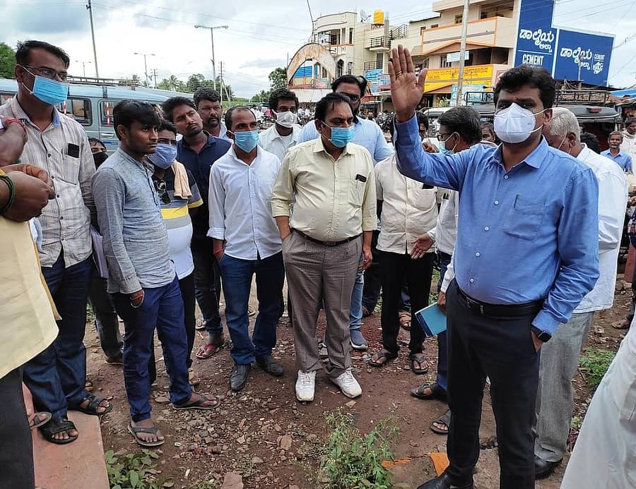 ಮುಗಳಖೋಡದಲ್ಲಿ ಬಸ್ ನಿಲ್ದಾಣ ನಿರ್ಮಾಣ ಕಾಮಗಾರಿಯನ್ನು ಜಿಲ್ಲಾ ನಗರಾಭಿವೃದ್ಧಿ ಕೋಶದ ಯೋಜನಾ ನಿರ್ದೇಶಕ ಈಶ್ವರ ಉಳ್ಳಾಗಡ್ಡಿ ಪರಿಶೀಲಿಸಿ, ಸ್ಥಳೀಯರಿಂದ ಗುರುವಾರ ಮಾಹಿತಿ ಪಡೆದರು