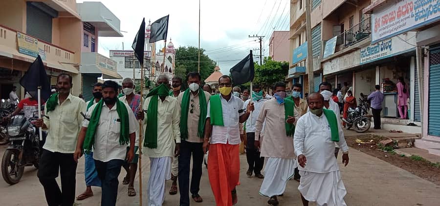 ರೈತರು ಕಪ್ಪು ಬಾವುಟ ಪ್ರದರ್ಶಿಸಿ ಪ್ರತಿಭಟನೆ ನಡೆಸಿದರು.