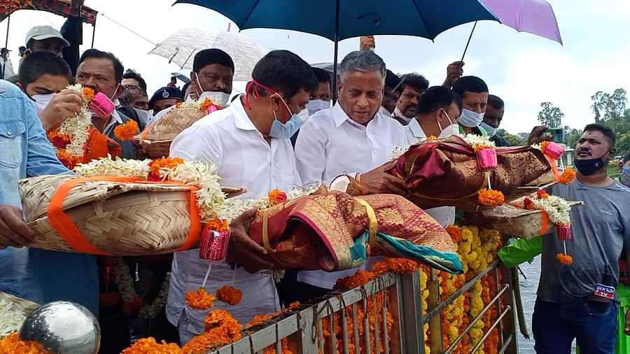 ಹಾರಂಗಿಯು ಭರ್ತಿಯಾಗಿದ್ದು ಕೊಡಗು ಜಿಲ್ಲಾ ಉಸ್ತುವಾರಿ ಸಚಿವ ವಿ.ಸೋಮಣ್ಣ ಬಾಗಿನ ಅರ್ಪಿಸಿದರು.