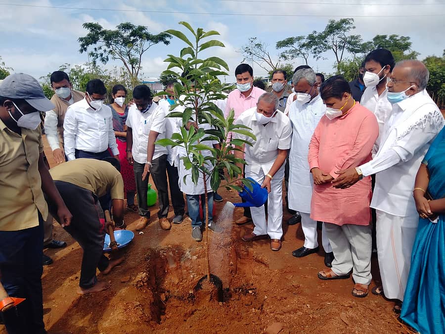 ಸಸಿ ನೆಡುವ ಕಾರ್ಯಕ್ರಮಕ್ಕೆ ಭೈರತಿ ಬಸವರಾಜು ಹಾಗೂ ಎಸ್.ಟಿ.ಸೋಮಶೇಖರ್ ಚಾಲನೆ.