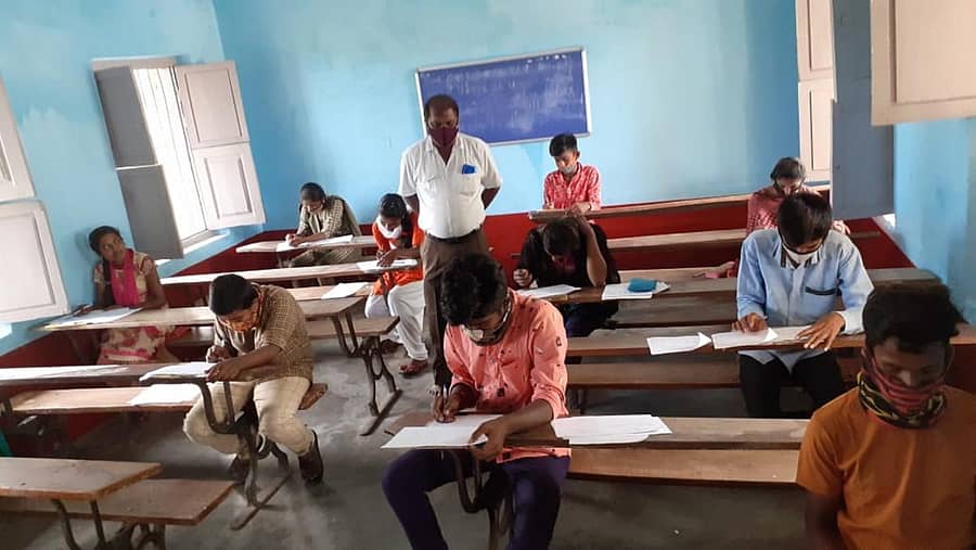 ಚಿಂತಾಮಣಿ ತಾಲ್ಲೂಕಿನ ಶಾಲೆಯೊಂದರಲ್ಲಿ ಅಣಕು ಎಸ್ಸೆಸ್ಸೆಲ್ಸಿ ಪರೀಕ್ಷೆ ನಡೆಸುತ್ತಿರುವುದು