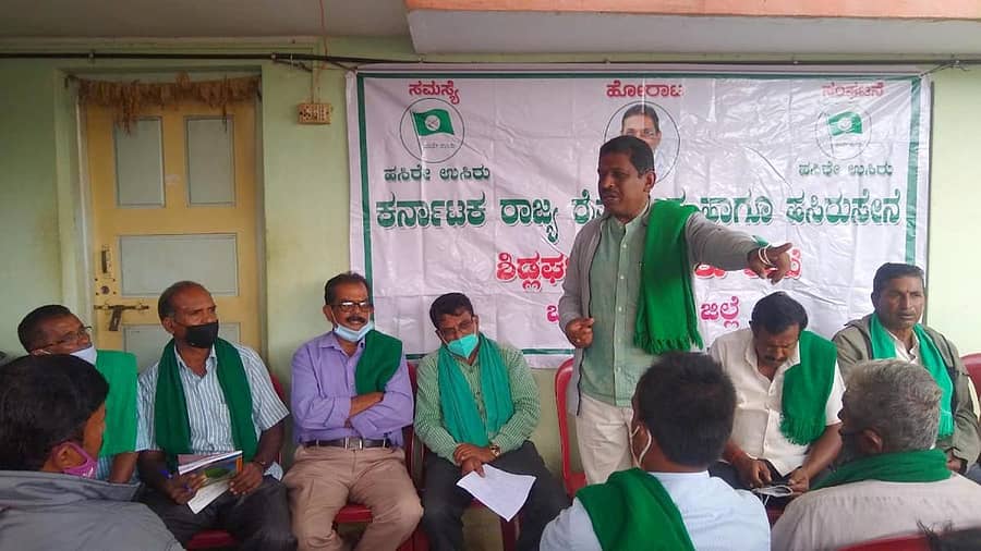 ಶಿಡ್ಲಘಟ್ಟದ ರೈತ ಸಂಘದ ಕಚೇರಿಯಲ್ಲಿ ನಡೆದ ರೈತ ಹುತಾತ್ಮ ದಿನಾಚರಣೆ ಕುರಿತ ಪೂರ್ವಭಾವಿ ಸಭೆಯಲ್ಲಿ ರಾಜ್ಯ ರೈತ ಸಂಘ ಹಾಗೂ ಹಸಿರು ಸೇನೆಯ ಪ್ರಧಾನ ಕಾರ್ಯದರ್ಶಿ ಭಕ್ತರಹಳ್ಳಿ ಬೈರೇಗೌಡ ಮಾತನಾಡಿದರು