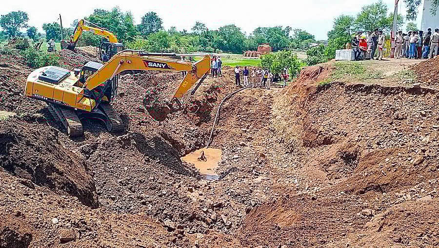 ಮಧ್ಯಪ್ರದೇಶದ ವಿದಿಶಾ ಜಿಲ್ಲೆಯ ಲಾಲ್ ಪತ್ತರ್ ಹಳ್ಳಿಯಲ್ಲಿ ಬಾವಿಯ ತಡೆಗೋಡೆ ಕುಸಿದು ಮಣ್ಣಿನಡಿ ಸಿಲುಕಿದ್ದವರನ್ನು ರಕ್ಷಿಸಲು ನಡೆದ ಪರಿಹಾರ ಕಾರ್ಯಾಚರಣೆಯ ದೃಶ್ಯ –ಪಿಟಿಐ ಚಿತ್ರ
