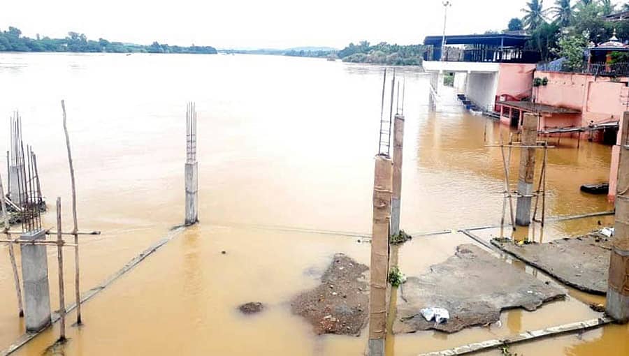 ಮಲೇಬೆನ್ನೂರು ಸಮೀಪದ ಉಕ್ಕಡಗಾತ್ರಿ ಗ್ರಾಮದಲ್ಲಿ ತುಂಗಭದ್ರಾ ನದಿ ತುಂಬಿ ಹರಿಯುತ್ತಿದ್ದು ಕರಿಬಸವೇಶ್ವರ ಗದ್ದುಗೆ ಮೆಟ್ಟಿಲು, ಸ್ನಾನಘಟ್ಟ ಮುಳುಗಡೆಯಾಗಿದೆ.