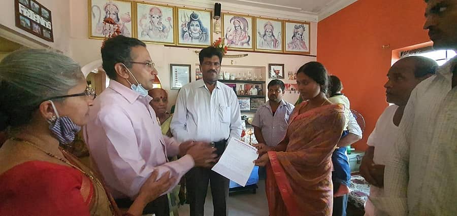 ನಟ್ಟೋಜ ಫೌಂಡೇಶನ್ ಟ್ರಸ್ಟ್ ಕಾರ್ಯದರ್ಶಿ ಸುಬ್ರಹ್ಮಣ್ಯ ನಟ್ಟೋಜ ಹಾಗೂ ಕೋಶಾಧಿಕಾರಿ ರಾಜಶ್ರೀ ನಟ್ಟೋಜ, ಮೃತ ಯೋಧನ ಪತ್ನಿ ಸಂಗೀತಾ ಬೊಮ್ಮನಹಳ್ಳಿ ಅವರಿಗೆ ಉಚಿತ ಶಿಕ್ಷಣದ ಕೊಡುಗೆಯ ಅಧಿಕೃತ ಪತ್ರ ಹಸ್ತಾಂತರಿಸಿದರು.