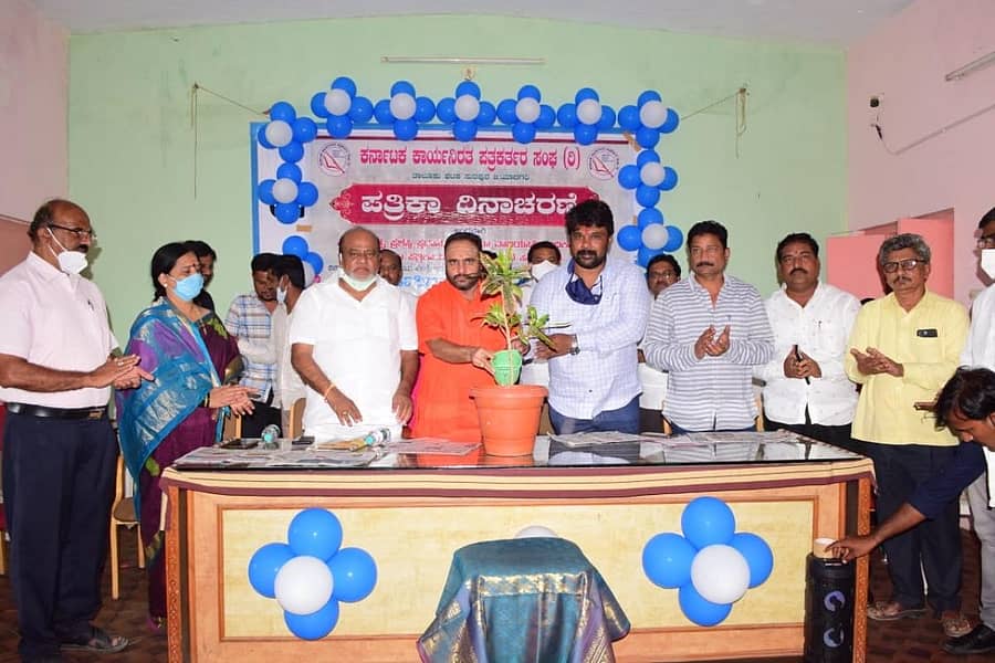 ಸುರಪುರದಲ್ಲಿ ಶುಕ್ರವಾರ ನಡೆದ ಪತ್ರಿಕಾ ದಿನಾಚರಣೆಯನ್ನು ಶಾಸಕ ರಾಜೂಗೌಡ ಉದ್ಘಾಟಿಸಿದರು