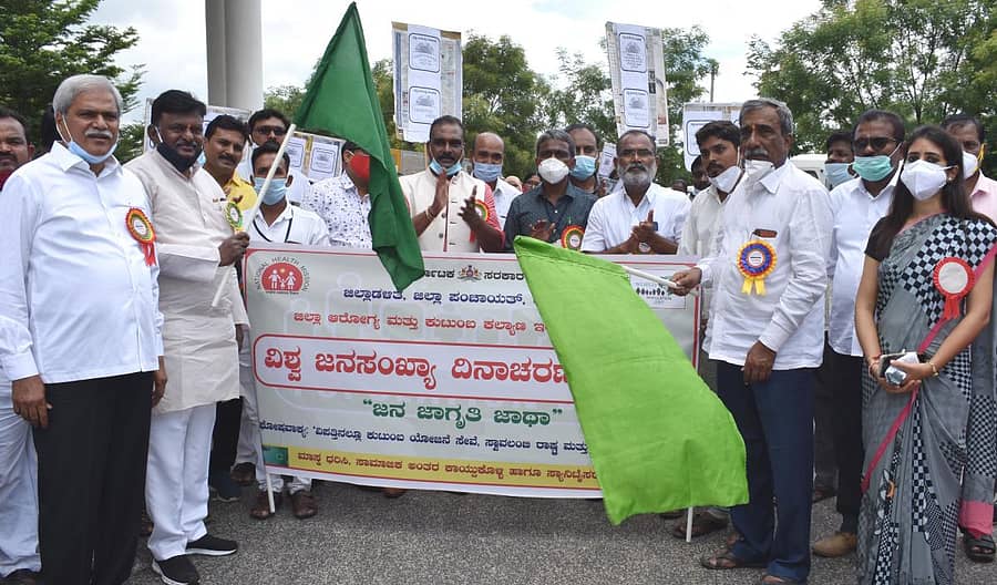 ಯಾದಗಿರಿ ನಗರದಲ್ಲಿ ಶುಕ್ರವಾರ ವಿಶ್ವ ಜನಸಂಖ್ಯಾ ದಿನಾಚರಣೆಯ ಜಾಗೃತಿ ಜಾಥಾಕ್ಕೆ ಸಂಸದ ರಾಜಾ ಅಮರೇಶ್ವರ ನಾಯಕ್ ಚಾಲನೆ ನೀಡಿದರು.