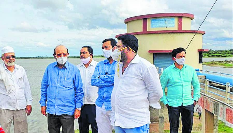 ಶಿರಾದ ದೊಡ್ಡ ಕೆರೆಯ ಜಲ ಶುದ್ಧೀಕರಣ ಘಟಕಕ್ಕೆ ಕಾಂಗ್ರೆಸ್‌ ಮುಖಂಡ ಟಿ.ಬಿ.ಜಯಚಂದ್ರ ಭೇಟಿ ನೀಡಿ ಪರಿಶೀಲನೆ ನಡೆಸಿದರು. ಮುಖಂಡರಾದ ಅಮಾನುಲ್ಲಾಖಾನ್, ಜಾಫರ್, ಪಾಂಡುರಂಗಪ್ಪ, ಹಬೀಬ್ ಖಾನ್, ಶ್ರೀನಿವಾಸ್, ಜೀಷಾನ್ ಅಹಮದ್, ಹರೀಶ್, ಬುರ್ರಾನ್ ಅಹಮದ್ ಇದ್ದರು