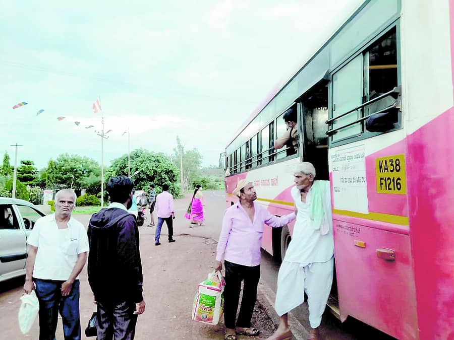 ಖಟಕಚಿಂಚೋಳಿ ಗ್ರಾಮಕ್ಕೆ ಬಸ್ ಬಾರದಿರುವುದರಿಂದ ಮುಖ್ಯರಸ್ತೆಯಲ್ಲೇ ಇಳಿದು ಊರಿಗೆ ನಡೆದುಕೊಂಡು ಹೋಗುತ್ತಿರುವುದು