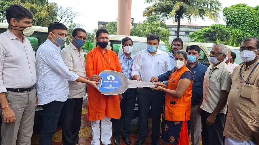 ಮಂಗಳೂರಿನ ಜಿಲ್ಲಾ ಪಂಚಾಯಿತಿ ಆವರಣದಲ್ಲಿ ಸ್ವಚ್ಛ ವಾಹಿನಿ ವಾಹನಗಳನ್ನು ಸಂಸದ ನಳಿನ್ಕುಮಾರ್ ಕಟೀಲ್ ವಿತರಿಸಿದರು. ಮೇಯರ್ ಪ್ರೇಮಾನಂದ ಶೆಟ್ಟಿ, ಶಾಸಕರಾದ ರಾಜೇಶ್ ನಾಯ್ಕ್, ಜಿ.ಪಂ. ಸಿಇಒ ಡಾ.ಕುಮಾರ್, ಜಿಲ್ಲಾಧಿಕಾರಿ ಡಾ.ಕೆ.ವಿ. ರಾಜೇಂದ್ರ ಇದ್ದರು.