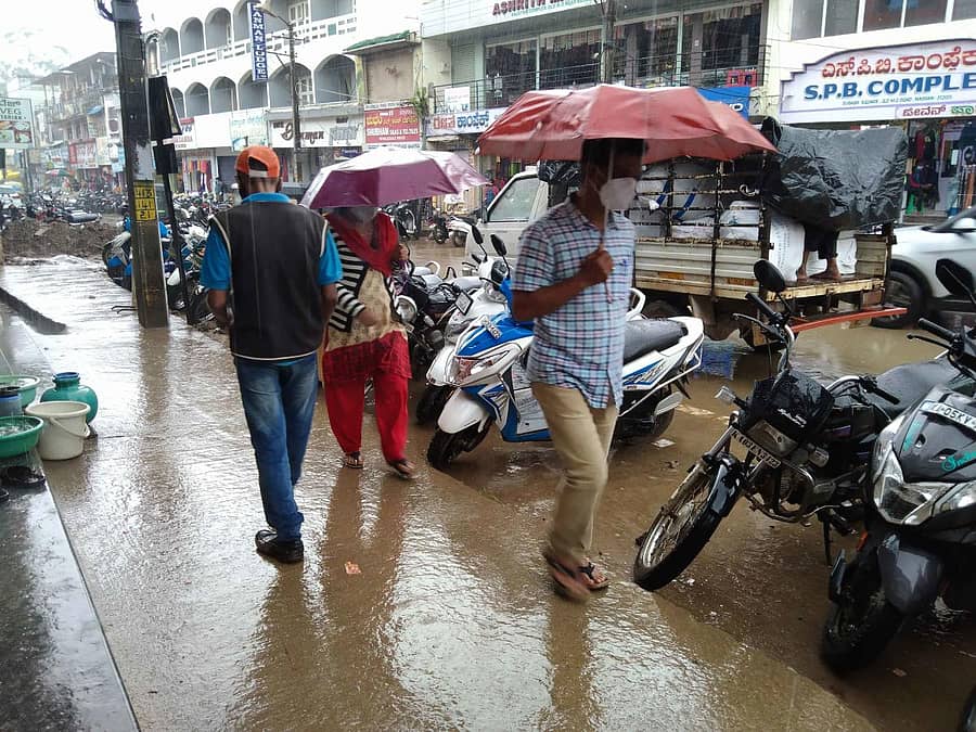 ಹಾಸನದಲ್ಲಿ ಮಳೆ ಸುರಿದ ವೇಳೆ ಕೊಡೆ ಹಿಡಿದು ಸಾಗಿದ ಸಾರ್ವಜನಿಕರು.
