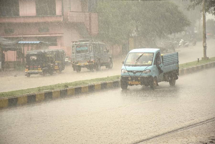 ಬೀದರ್ನ ಜನವಾಡ ರಸ್ತೆಯಲ್ಲಿ ಶನಿವಾರ ಜೋರಾಗಿ ಸುರಿದ ಮಳೆಯಲ್ಲೇ ಸಾಗಿದ ವಾಹನ / ಚಿತ್ರ: ಗುರುಪಾದಪ್ಪ ಸಿರ್ಸಿ