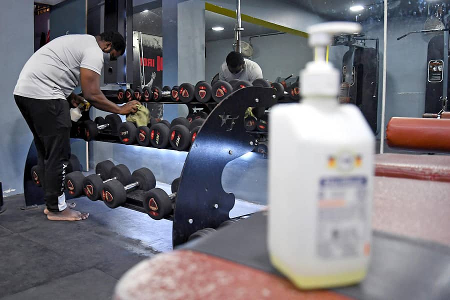 ಜಿಮ್ನಾಷಿಯಂವೊಂದರಲ್ಲಿ ಪರಿಕರಗಳನ್ನು ಸ್ಯಾನಿಟೈಸ್ ಮಾಡುತ್ತಿರುವುದು