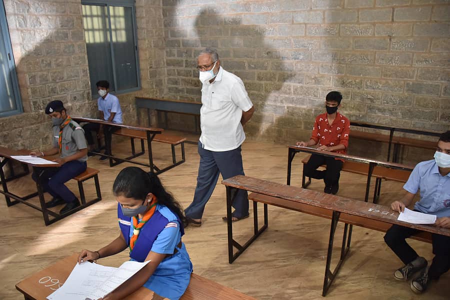 ಮಲ್ಲೇಶ್ವರದ ಸರ್ಕಾರಿ ಪ್ರೌಢಶಾಲೆಯ ಪರೀಕ್ಷಾ ಕೇಂದ್ರದಲ್ಲಿ ನಡೆದ ಎಸ್ಸೆಸ್ಸೆಲ್ಸಿ ಅಣಕು ಪರೀಕ್ಷೆಯನ್ನು ಸಚಿವ ಎಸ್.ಸುರೇಶ್ ಕುಮಾರ್ ಪರಿಶೀಲಿಸಿದರು –ಪ್ರಜಾವಾಣಿ ಚಿತ್ರ