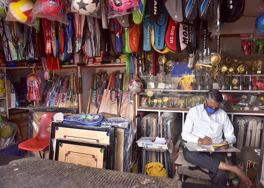 ಹುಬ್ಬಳ್ಳಿಯ ಕ್ರೀಡಾ ಸಾಮಗ್ರಿಗಳ ಮಾರಾಟದ ಅಂಗಡಿಯ ಚಿತ್ರಣ -ಪ್ರಜಾವಾಣಿ ಚಿತ್ರ/ಗೋವಿಂದರಾಜ ಜವಳಿ