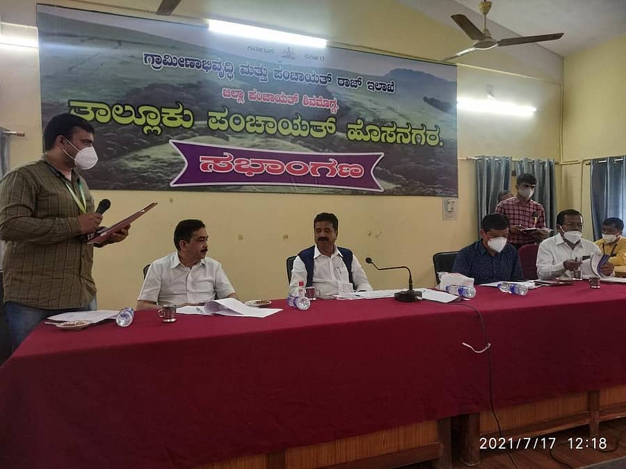 ಹೊಸನಗರ ತಾಲ್ಲೂಕು ಪಂಚಾಯಿತಿ ಸಭಾಂಗಣದಲ್ಲಿ ನಡೆದ ಅಧಿಕಾರಿಗಳ ಸಭೆಯಲ್ಲಿ ಶಾಸಕ ಎಚ್.ಹಾಲಪ್ಪ ಹರತಾಳು ಮಾತನಾಡಿದರು