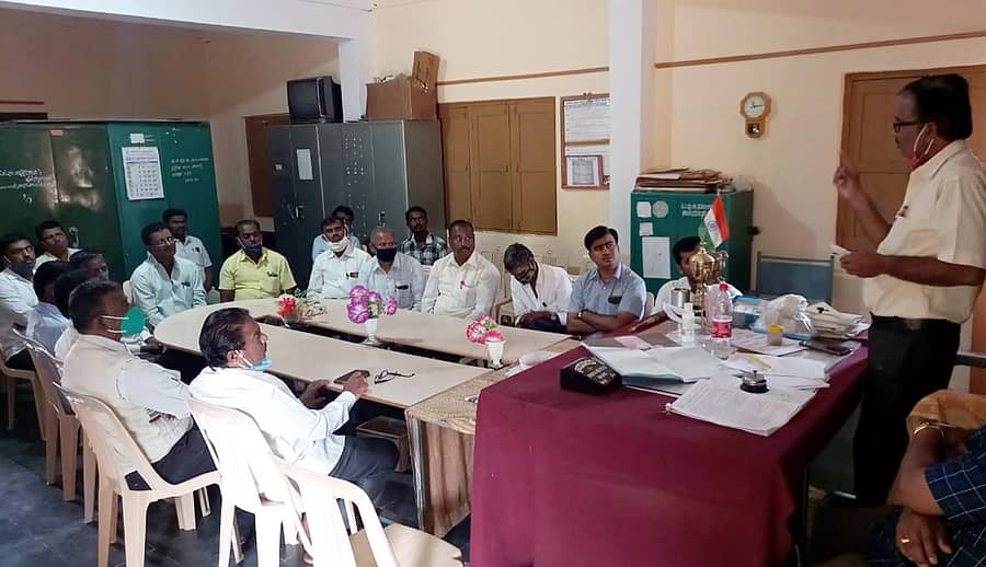 ಹನುಮಸಾಗರ ಬಾಲಕರ ಸರ್ಕಾರಿ ಪ್ರೌಢ ಶಾಲೆಯಲ್ಲಿ ಶನಿವಾರ ಎಸ್ಸೆಸ್ಸೆಲ್ಸಿ ಪರೀಕ್ಷೆಯ ಕೊಠಡಿ ಮೇಲ್ವಿಚಾರಕರ ಪೂರ್ವಭಾವಿ ಸಭೆಯಲ್ಲಿ ಪರೀಕ್ಷಾ ಕೇಂದ್ರದ ಅಧೀಕ್ಷಕ ಹುಸೇನಸಾಬ ಇಲಕಲ್ ಮಾತನಾಡಿದರು