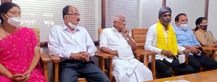 ಕಾರ್ಕಳ ಬಿಜೆಪಿ ಕಚೇರಿಯಲ್ಲಿ ಆಯೋಜಿಸಿದ್ದ ಸುದ್ದಿಗೋಷ್ಠಿಯಲ್ಲಿ ಸಚಿವ ಕೋಟ ಶ್ರೀನಿವಾಸ ಪೂಜಾರಿ ಶನಿವಾರ ಮಾತನಾಡಿದರು.