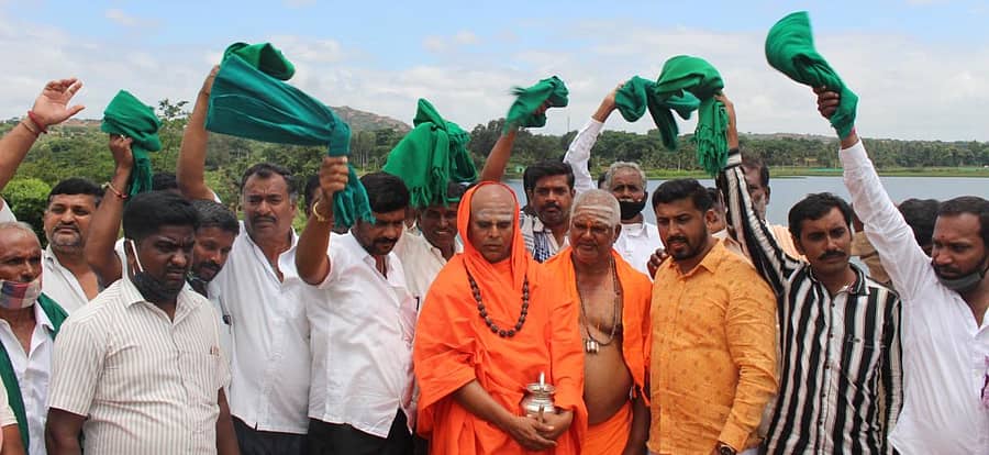 ಮಾಗಡಿ ಪಟ್ಟಣದ ಭಾರ್ಗಾವತಿ ಕೆರೆ ವೀಕ್ಷಿಸಿದ ಬಳಿಕ ಇಮ್ಮಡಿ ಬಸವರಾಜ ಸ್ವಾಮೀಜಿ ಮಾತನಾಡಿದರು