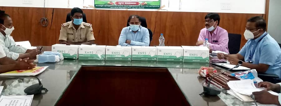 ಯಲಬುರ್ಗಾ ಪಟ್ಟಣದ ತಹಶೀಲ್ ಕಚೇರಿ ಸಭಾಂಗಣದಲ್ಲಿ ನಡೆದ ಎಸ್ಸೆಸ್ಸೆಲ್ಸಿ ವಾರ್ಷಿಕ ಪರೀಕ್ಷೆ ಕುರಿತ ಪೂರ್ವಭಾವಿ ಸಭೆಯಲ್ಲಿ ತಹಶೀಲ್ದಾರ ಶ್ರೀಶೈಲ್ ತಳವಾರ, ಬಿಇಒ ಮೌನೇಶ ಬಡಿಗೇರ, ವೈದ್ಯಾಧಿಕಾರಿ ಮಂಜುನಾಥ, ಸಿಪಿಐ ನಾಗರಡ್ಡಿ ಇದ್ದರು