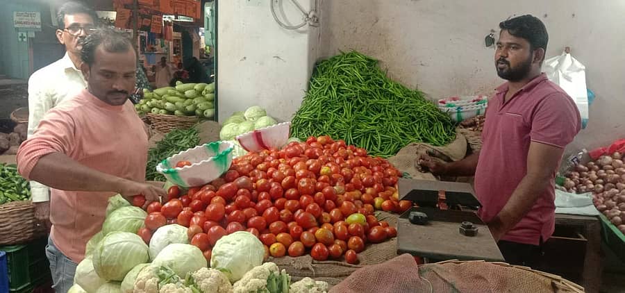 ಯಾದಗಿರಿಯ ರೈಲ್ವೆ ಸ್ಟೇಷನ್ ರಸ್ತೆಯ ತರಕಾರಿ ಮಾರುಕಟ್ಟೆ ನೋಟ