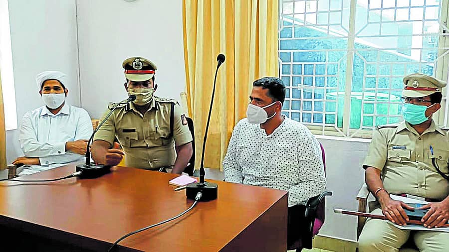 ಬದ್ರಿಯಾ ಜುಮ್ಮಾ ಮಸೀದಿ ಆಡಳಿತ ಮಂಡಳಿ ಜತೆ ಪೊಲೀಸ್ ಕಮಿಷನರ್ ಎನ್. ಶಶಿಕುಮಾರ್ ಮಾತನಾಡಿದರು.