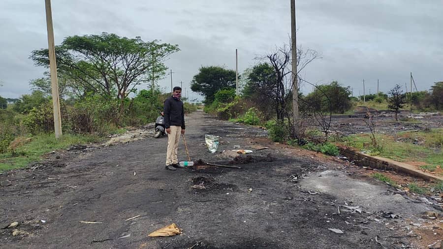 ದುಷ್ಕರ್ಮಿಗಳು ಘನತ್ಯಾಜ್ಯ ವಸ್ತುಗಳಿಗೆ ಬೆಂಕಿ ಹಾಕಿದ್ದ ಪ್ರದೇಶ