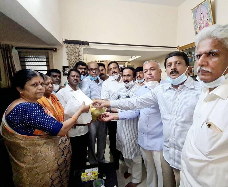 ಕೋವಿಡ್‌ನಿಂದ ಮೃತಪಟ್ಟವರ ಕುಟುಂಬಗಳಿಗೆ ಶಾಸಕ ಬೈರತಿ ಸುರೇಶ್ ಚೆಕ್‌ ವಿತರಿಸಿದರು. ರಾಮಲಿಂಗಾರೆಡ್ಡಿ, ಬಿ.ಎಲ್.ಶಂಕರ್, ರಾಜ್ ಕುಮಾರ್, ಅಬ್ದುಲ್ ವಾಜೀದ್ ಹಾಗೂ ಇತರರು ಇದ್ದರು.