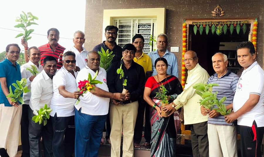 ಬೀದರ್ನ ವೈದಿಕ ಕಾಲೊನಿಯಲ್ಲಿ ಬರೀದ್ಶಾಹಿ ಯೋಗ ತಂಡದ ವತಿಯಿಂದ ಸಾರ್ವಜನಿಕರಿಗೆ ಸಸಿಗಳನ್ನು ಉಚಿತವಾಗಿ ವಿತರಿಸಲಾಯಿತು