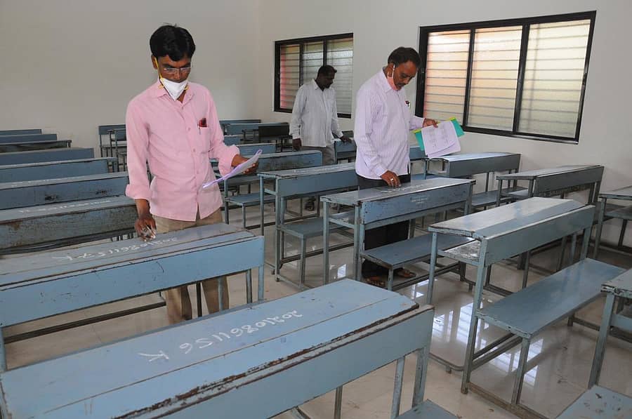 ವಿಜಯಪುರ ನಗರದ ಪರೀಕ್ಷಾ ಕೇಂದ್ರವೊಂದರಲ್ಲಿ ಸಿಬ್ಬಂದಿ ಹಾಲ್ ಟಿಕೆಟ್ ನಂಬರ್ ನಮೂದಿಸಿದರು–ಪ್ರಜಾವಾಣಿ ಚಿತ್ರ