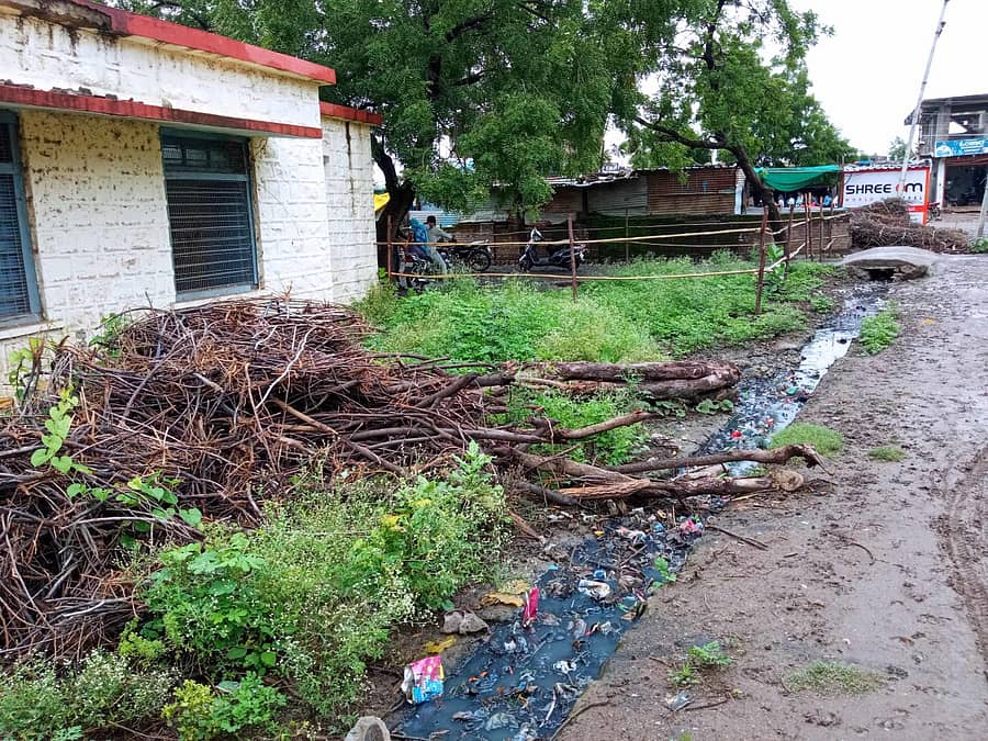 ಅಫಜಲಪುರದ ಕೊರೊನಾ ಲಸಿಕೆ ಹಾಕುವ ಕೇಂದ್ರದ ಸುತ್ತ ಚರಂಡಿ ನೀರು ತುಂಬಿಕೊಂಡಿರುವುದು