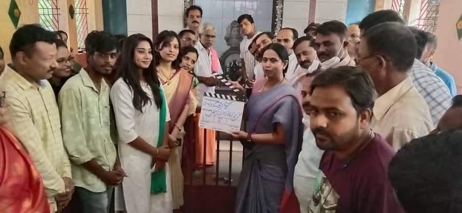 ಬೆಳಗಾವಿ ತಾಲ್ಲೂಕಿನ ಶಿಂಧೊಳ್ಳಿ ಇಂಡಾಲ ನಗರದ ಗಣಪತಿ ದೇವಸ್ಥಾನದಲ್ಲಿ ‘ಉಡಾಳ್ ಕಂಪನಿ’ ಚಲನಚಿತ್ರಕ್ಕೆ ಶಾಸಕಿ ಲಕ್ಷ್ಮಿ ಹೆಬ್ಬಾಳಕರ ಕ್ಲ್ಯಾಪ್ ಹಾಕುವ ಮೂಲಕ ಭಾನುವಾರ ಚಾಲನೆ ನೀಡಿದರು