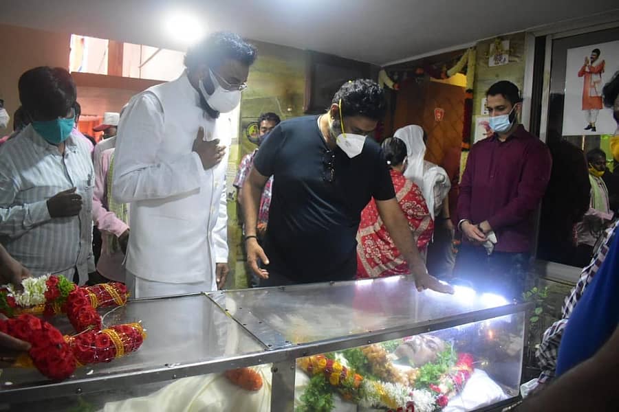 ಸಮಾಜ ಕಲ್ಯಾಣ ಸಚಿವ ಬಿ. ಶ್ರೀರಾಮುಲು ಅವರು ಪೃಥ್ವಿರಾಜ್ ಸಿಂಗ್ ಅವರ ಪಾರ್ಥಿವ ಶರೀರದ ಅಂತಿಮ ದರ್ಶನ ಪಡೆದರು. ಜಿಲ್ಲಾ ಉಸ್ತುವಾರಿ ಸಚಿವ ಆನಂದ್ ಸಿಂಗ್ ಇದ್ದಾರೆ