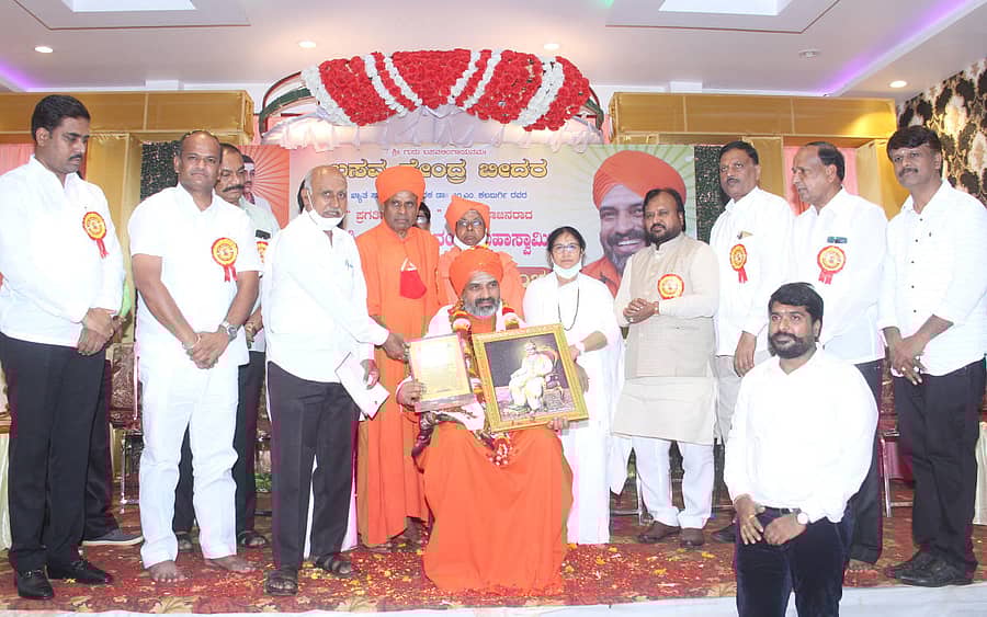 ಬೀದರ್ನ ಬಸವ ಕೇಂದ್ರದಲ್ಲಿ ಬೈಲೂರು ನಿಷ್ಕಲ ಮಂಟಪದ ನಿಜಗುಣಾನಂದ ಸ್ವಾಮೀಜಿ ಅವರನ್ನು ಸನ್ಮಾನಿಸಲಾಯಿತು