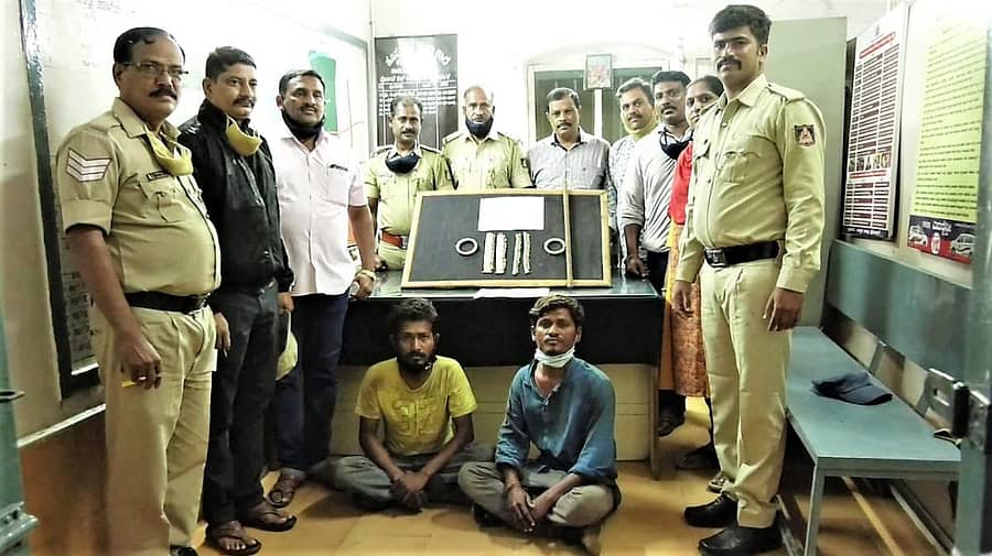 ಮನೆ ಕಳವು ಪ್ರಕರಣದಲ್ಲಿ ಇಬ್ಬರನ್ನು ಬಂಧಿಸಿ, ಅವರಿಂದ ಒಡವೆಗಳನ್ನು ವಶಪಡಿಸಿಕೊಂಡಿರುವ ಹೊಸಪೇಟೆ ಪಟ್ಟಣ ಠಾಣೆ ಪೊಲೀಸರು