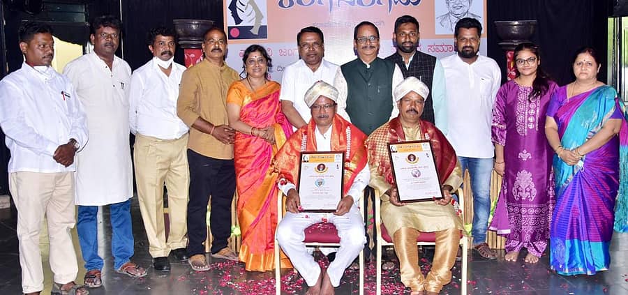 ಕಲಬುರ್ಗಿಯ ರಂಗಾಯಣದಲ್ಲಿ ಭಾನುವಾರ ನಡೆದ ರಂಗಕರ್ಮಿಗಳಾದ ದೀಪಕ ಮೈಸೂರು ಮತ್ತು ಶಿವಯ್ಯಸ್ವಾಮಿ ಬಿಬ್ಬಳ್ಳಿ ಅವರಿಗೆ ಎಸ್.ಬಿ.ಜಂಗಮಶೆಟ್ಟಿ ಪ್ರಶಸ್ತಿ ಪ್ರದಾನ ಮಾಡಲಾಯಿತು. ರಂಗಸಂಗಮ ಕಲಾವೇದಿಕೆಯ ಕಾರ್ಯದರ್ಶಿ ಡಾ. ಸುಜಾತಾ ಜಂಗಮಶೆಟ್ಟಿ, ಗುಲಬರ್ಗಾ ವಿಶ್ವವಿದ್ಯಾಲಯದ ಕನ್ನಡ ಅಧ್ಯಯನ ಸಂಸ್ಥೆಯ ನಿರ್ದೇಶಕ ಎಚ್.ಟಿ.ಪೋತೆ, ರಂಗಾಯಣ ನಿರ್ದೇಶಕ ಎಚ್.ಟಿ.ಪೋತೆ ಮತ್ತಿತರರು ಇದ್ದಾರೆ