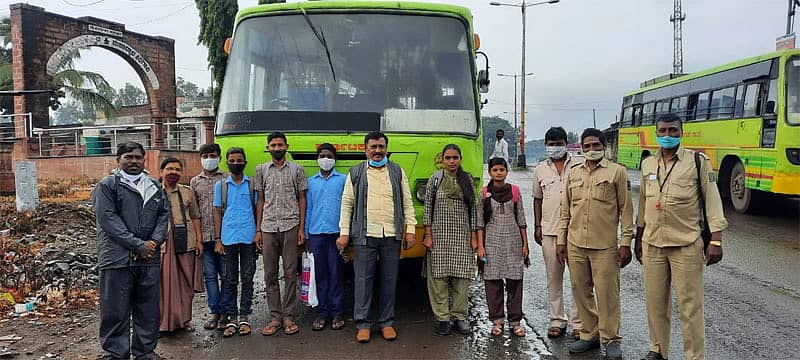 ಶಿರಗಾವಿಯಲ್ಲಿ ವಾಯವ್ಯ ಕರ್ನಾಟಕ ರಸ್ತೆ ಸಾರಿಗೆ ಸಂಸ್ಥೆಯ ಬಸ್ಗಳಲ್ಲಿ ಮಕ್ಕಳು ಪ್ರಯಾಣಿಸಿದರು