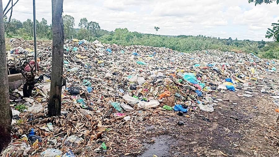 ಅರಕಲಗೂಡು ಪಟ್ಟಣದಲ್ಲಿ ಘನ ತ್ಯಾಜ್ಯದ ರಾಶಿ