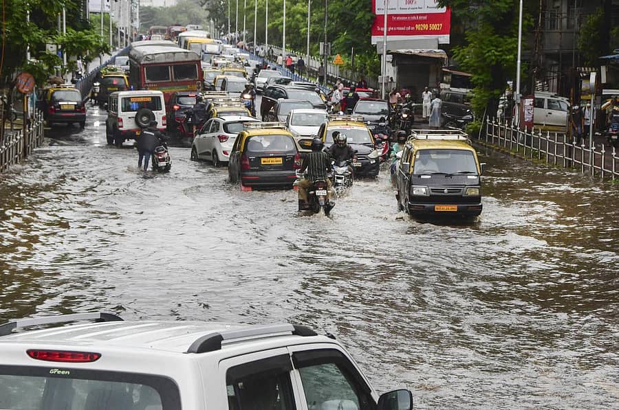 ಮುಂಬೈನ ದಾದರ್ ಪ್ರದೇಶದ ರಸ್ತೆಯೊಂದರಲ್ಲಿ ಮಳೆಯ ನೀರಿನಿಂದ ಪ್ರವಾಹ ಸ್ಥಿತಿ ಉಂಟಾಗಿತ್ತು -ಪಿಟಿಐ ಚಿತ್ರ