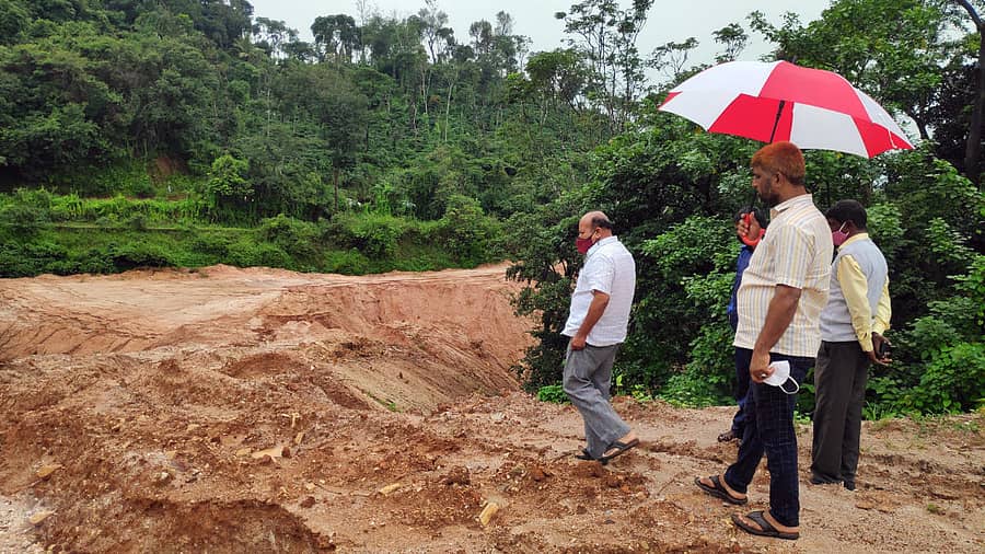 ಸಕಲೇಶಪುರ ತಾಲ್ಲೂಕಿನ ದೋಣಿಗಾಲ್ ಗ್ರಾಮದಲ್ಲಿ ಹೆದ್ದಾರಿ ಕಾಮಗಾರಿಯಿಂದ ಭಾರಿ ಮಣ್ಣು ಮಳೆಗೆ ಕೊಚ್ಚಿ ಹೋಗಿ ತೋಟ, ಗದ್ದೆಗಳಿಗೆ ಬಿದ್ದರುವುದನ್ನು ಭಾನುವಾರ ಶಾಸಕ ಎಚ್.ಕೆ. ಕುಮಾರಸ್ವಾಮಿ ಪರಿಶೀಲಿಸಿದರು