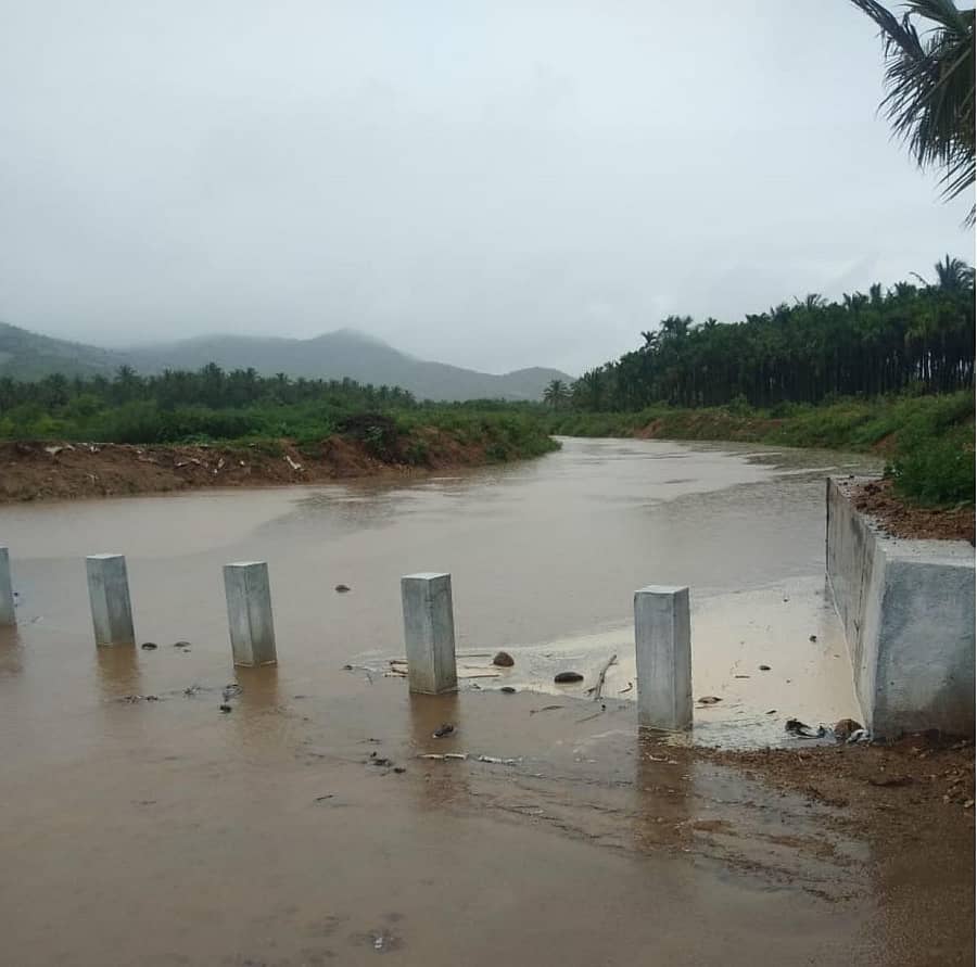 ಹೊಸದುರ್ಗ ತಾಲ್ಲೂಕಿನ ಮಾಡದಕೆರೆ ಹೋಬಳಿಯಲ್ಲಿ ಶನಿವಾರ ರಾತ್ರಿ ಸುರಿದ ಮಳೆಗೆ ಹಿರೇಹಳ್ಳ ತುಂಬಿ ಹರಿಯುತ್ತಿರುವುದು