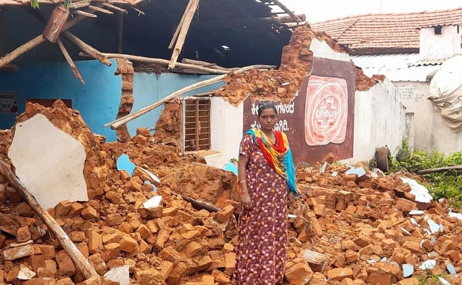 ಹರಿಹರ ತಾಲ್ಲೂಕಿನ ಕೊಂಡಜ್ಜಿ ಗ್ರಾಮದಲ್ಲಿ ಮಳೆಗೆ ಮನೆ ಚಾವಣಿ ಕುಸಿದಿದೆ.